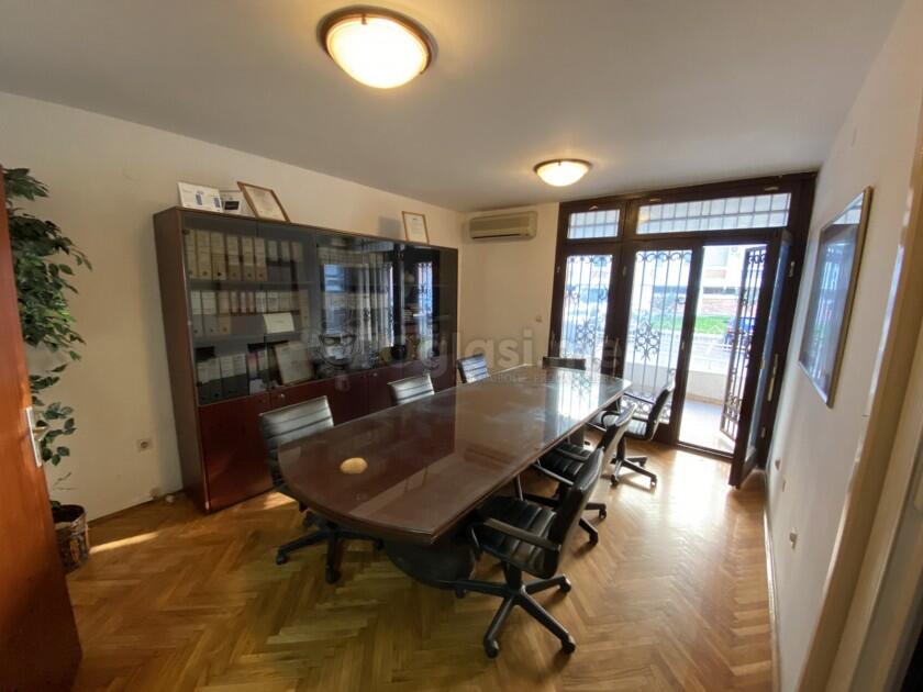 Dvosoban stan 110m2 - Bar - Centar grada