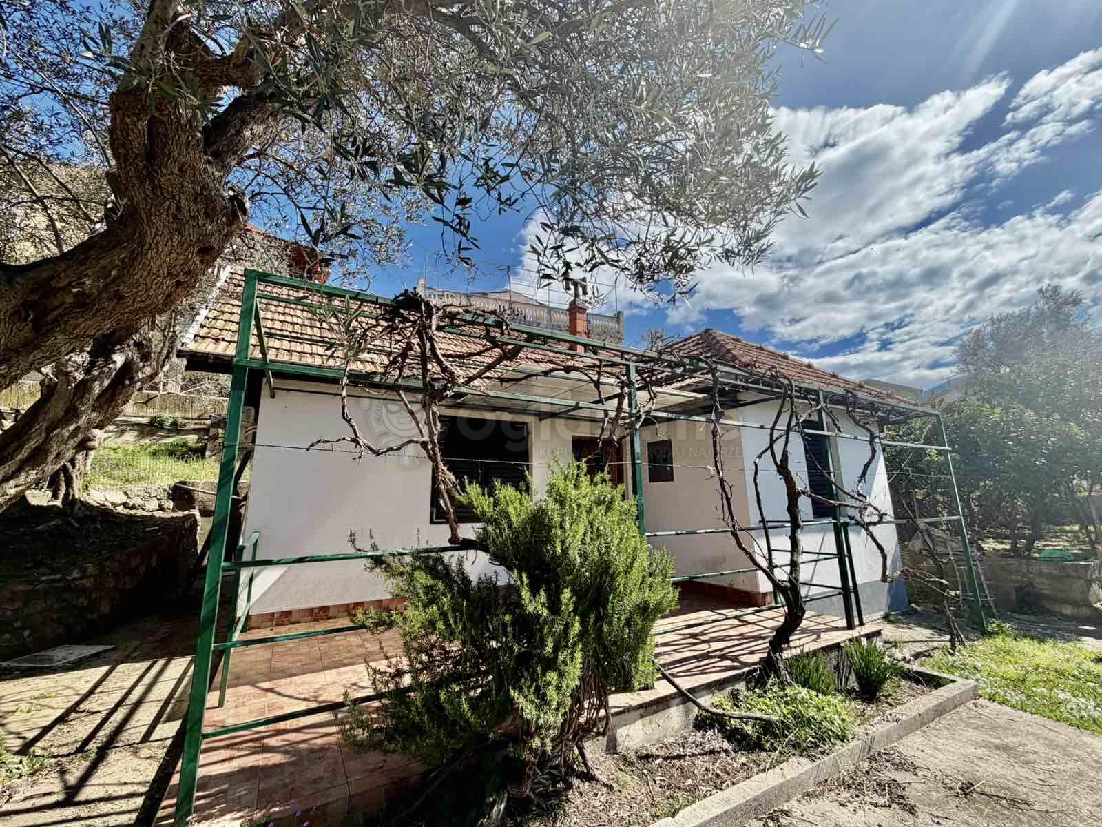 Porodična kuća 64m2 - Bar - Bar (uži dio)