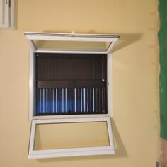 PVC prozor sa spoljnjim grilama i komarnikom