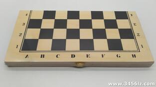 Šahovska tabla - u kutiju od Šaha se nalaze drvene figurice