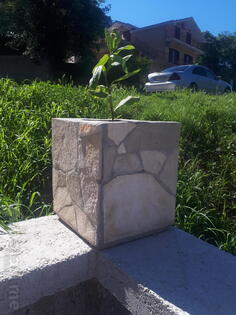 Kamene i betonske žardinjere