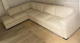 bela nova kožna sofa