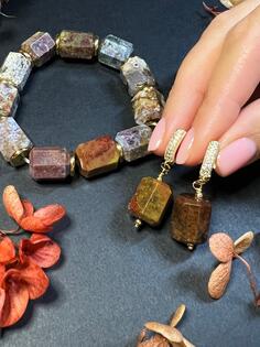 Bracelet and earrings made of natural stones