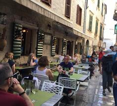 Potreban sanker i konobar u restoranu Old Winery, Stari grad, Kotor
