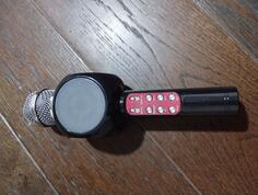 Karaoke Bezicni Mikrofon sa svetlom WS-1816 
Dok pevate mikrofon menja boje. 
Karakteristike: 
Snaga - 3W 
Baterija - 1800mAh 
Autonomija - od 4-6 sati 
Tip mik