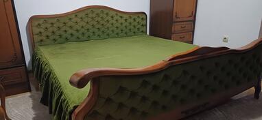 Prodaje se bracni  krevet 200*180 cm, puno drvo,sa dusekom.Herceg-Novi.