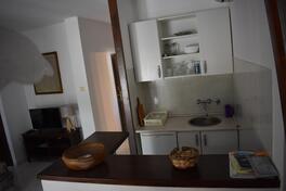 Kuhinja-gornji i donji elementi sa sudoperom