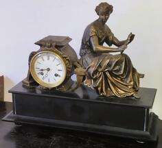 francuski komodni sat sa figurama u bronci na crnom mramoru 