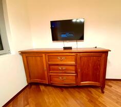 Drveni komoda, u odličnom stanju. Samopreuzimanje / Bečići. 50 cm – dubina, 193 cm – dužina, 100 cm – visina