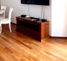 Drveni komoda, Samopreuzimanje / Bečići.  45 cm – dubina, 126 cm – dužina, 52 cm – visina