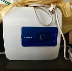 Aristonov kuhinjski protocni bojler