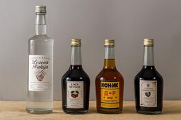 Prodajem domacu rakiju (lozova), konjak, liker od visnje i liker od aronije. Sve domace, prirodno