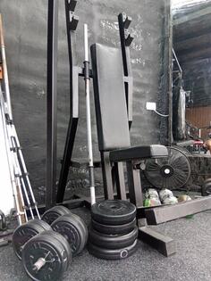 Prodajem Tehnogym klupu za ramena i set tegova.