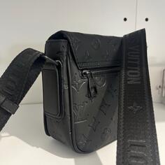 prodjem original louis vuitton musku torbicu