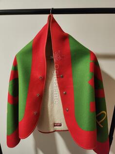 Kenzo Paris Sal,Pelerina sa dva lica