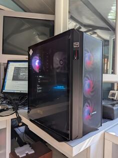 R7 GEJMER (7800X 3D, 32GB, RTX 5070...) - AMD Ryzen 7 - 32GB GB DDR5 - SSD disk