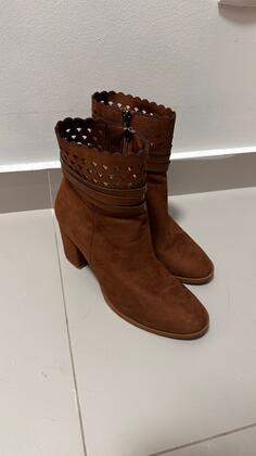 skoro novo, šik, drugačiji stil, čizma