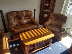 Prodajem kožni dvosjed, fotelju i sto puno drvo