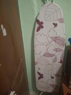 Prodajem dasku za peglanje nova kupljena prije 3 meseca i manje u cungu samo otvorena uopste nije ooristena