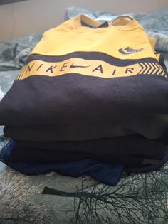 Prodajem djeciju garderobu uzrasta 15 i 16 puna velika kesa,većinom zimska očuvana maksimalno a ima dosta stvari novi koje nisu nošene.