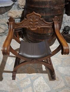 Stolovi, stolice i separei