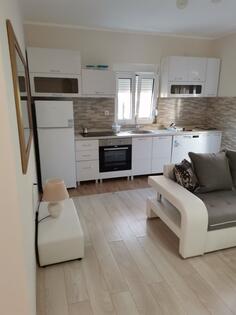 Porodična kuća 35m2 - Podgorica - Stari Aerodrom