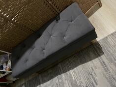 Tabure sa kutijom u odličnom stanju Dužina 103 cm, sirina i visina 39 cm