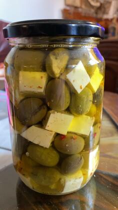 Prodajem njegoski sir i masline u maslinovom ulju sve je domace