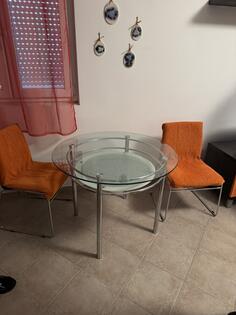 Trpezarijski sto i dve stolice