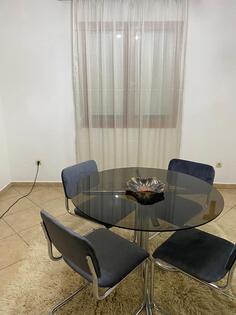 Stakleni sto sa stolicama