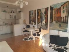 sto 2 stolice i komoda u kompletu novo patinirano poulatom