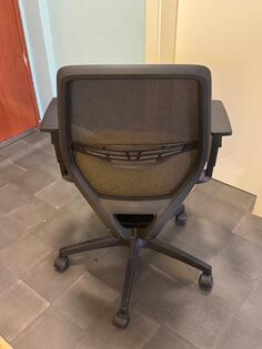 uredska stolica nova i čista