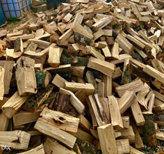 Prodajem 11 metara suvih bukovih drva. Drva su cijepana. 