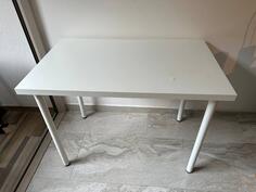 Kancelarijski sto IKEA. Dimenzije – 100 × 60 cm.
