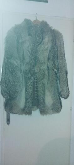 Prodajem zensku bundu od vuka kupljena u svedskoj vel univerzalna bez crna boja