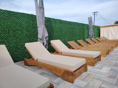 Masivna drvena ležaljka za plažu