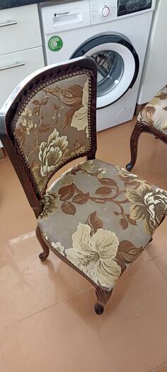 Dve antikvarne stolice.