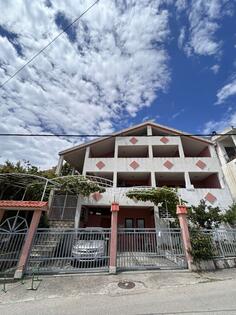 Kuća sa više stanova 640m2 - Bar - > Okolina grada