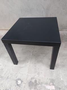 Prodajem 2 manja stola - cijena 50 eur