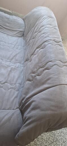 Kauč na rasklapanje koji se takodje moze koristiti kao krevet,cijena po dogovoru