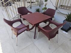 Četiri stolice i sto u odličnom stanju malo korišteno. PG