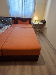 Poklanjam dva singl sanducara, u odlicnom stanju su. Lokacija / Donji Stoliv.