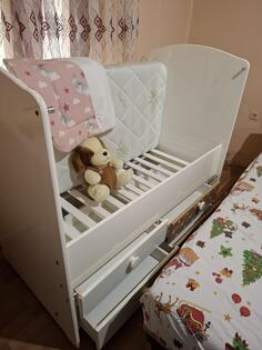 Krevetac za bebe sa mehanizmom za ljuljanje