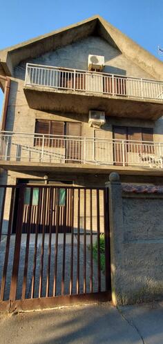 Porodična kuća 400m2 - Zemun - > Okolina