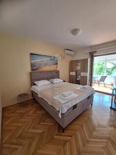 Potrebna zena sa ciscenje soba i apartmana Budva