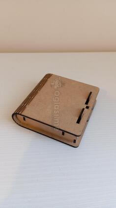 Drvena kutija za cigarete i upaljač.