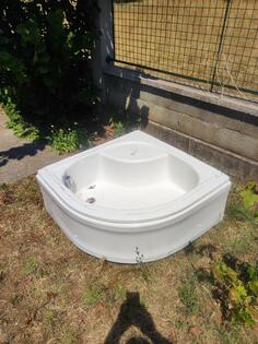 Ugaona akrilna kada sa slivnikom