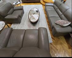 Prodajem kožnu garnituru trosjed, dvosjed i fotelju korišćeni 3 mjeseca.