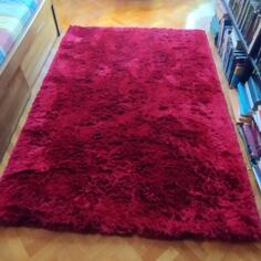 Prodajem tamno-crveni čupavi i dobro očuvan tepih