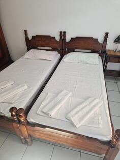 Prodajem 40 kreveta sa dušecima iz dvije stare kuće